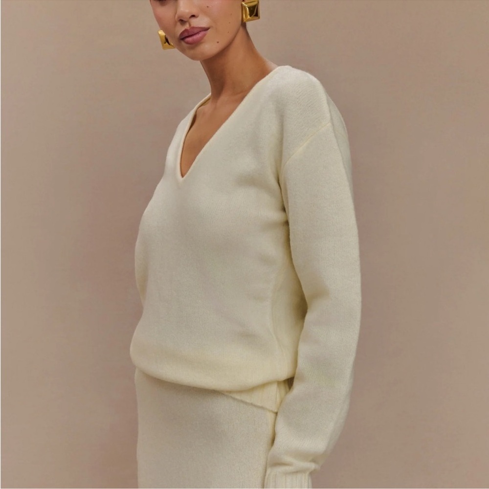 Meshki - Ella Beautiful Cream Sweater, V-neck, scarf included Feminine attire - Picture 4 of 4